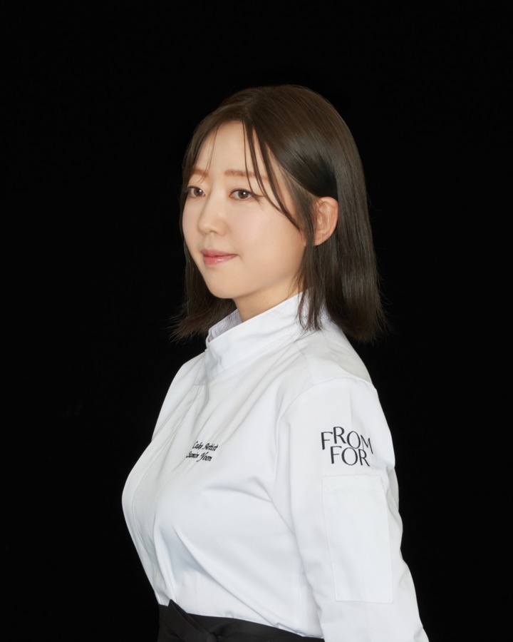 케이크를 조형하는 셰프 수민 윤의 손